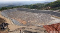 Puncak musim kemarau ini embung Nglanggeran di Desa Nglanggeran, Kecamatan Patuk, Gunungkidul kering kerontang. Selain karena musim kemarau, air di embung habis untuk menyirami tanaman durian.