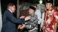 Pantauan detikcom, Anwar tiba di kediaman almarhum Habibie di Jalan Patra Kuningan XII, Jakarta Selatan, pukul 20.04 WIB, Rabu (9/10/2019). Dia datang didampingi lima orang delegasi dari Malaysia.