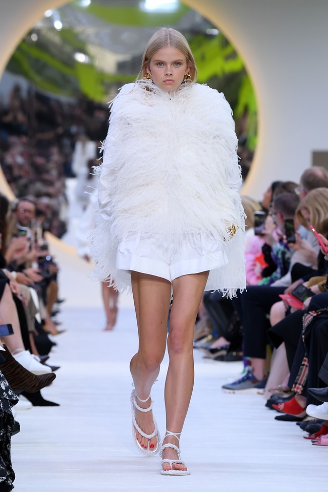 Valentino memamerkan koleksi terbarunya di Paris Fashion Week Spring 2020, Prancis. Minggu (29/9/2019). Photo by Pascal Le Segretain/Getty Images.