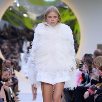 Valentino memamerkan koleksi terbarunya di Paris Fashion Week Spring 2020, Prancis. Minggu (29/9/2019). Photo by Pascal Le Segretain/Getty Images.