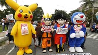 Sejumlah aktivis lingkungan mengenakan kostum anime Jepang seperti Pikachu, Naruto hingga Doraemon saat menggelar aksi protes di Filipina, Rabu (9/10/2019).
