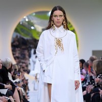 Valentino memamerkan koleksi terbarunya di Paris Fashion Week Spring 2020, Prancis. Minggu (29/9/2019). Photo by Pascal Le Segretain/Getty Images.