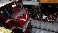 Saat kereta api melintas di rel yang berada di depan kafe-kafe tersebut, para pengunjung pun telah siap dengan kamera untuk mengabadikannya.