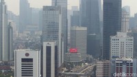 DKI juga melakukan uji emisi secara rutin hingga membatasi usia pakai kendaraan yang akan melintas di wilayah setempat. Selain itu, Pemprov DKI juga mengintensifkan pengawasan terhadap pabrik yang berpotensi melanggar aturan lingkungan hingga mengintensifkan penghijauan di sejumlah titik kawasan.