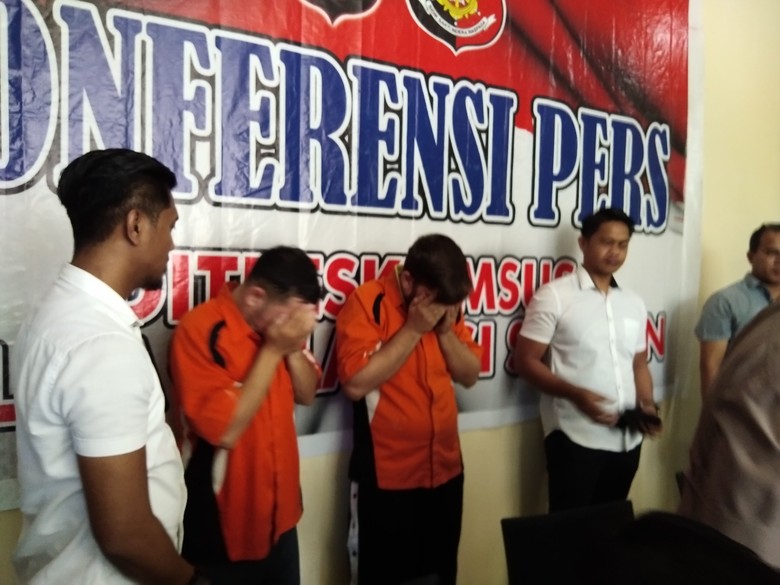 Polisi Tangkap 2 WN Rumania Pembobol ATM di Makassar Polisi Tangkap 2 WN Rumania Pembobol ATM di Makassar