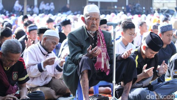 Kemarau Panjang, Warga Ciwidey Bandung Salat Minta Hujan 