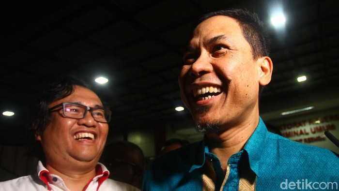 Munarman selesai menjalani pemeriksaan sebagai saksi terkait kasus penculikan dan penganiayaan Ninoy Karundeng. Munarman tampak meninggalkan Polda Metro Jaya.