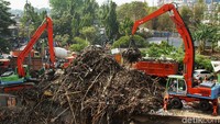 Personel yang disiagakan dalam satgas penanganan sampah di musim penghujan berkekuatan 4000 orang dari UPK Badan Air. 