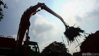 Alat berat terus bekerja untuk membersihkan sampah tersebut.