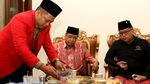 Keakraban Sekjen PDIP dengan Ketum PBNU Said Aqil Siroj