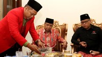 PDI Perjuangan dalam kunjungannya itu dalam rangka menjalin silaturahmi sambil tawasulan dan doa untuk para Masyaikh Nahdlatul Ulama serta untuk sang Proklamator Soekarno, tahlil dan doa untuk bangsa. Ini momen keakraban mereka. Foto: dok. PBNU