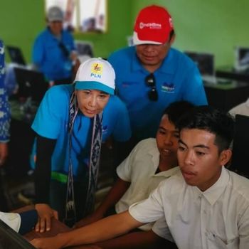 Telkom Serahkan Bantuan Pustaka Digital hingga Elektrifikasi di NTT