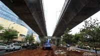 Alat berat terus bekerja meratakan jalur yang akan diperbaiki.