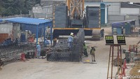 Metode ini bekerja seperti cacing bawah tanah dimana pengerjaannya dilakukan tanpa mengganggu aktivitas yang ada di atasnya. Selain itu, TBM juga digunakan pada titik ini karena sesuai dengan aturan Kawasan Keselamatan Operasional Penerbangan (KKOP) Bandara Halim Perdanakusuma yang mengatur ketinggian bangunan dan kemungkinan mengganggu operasional penerbangan.