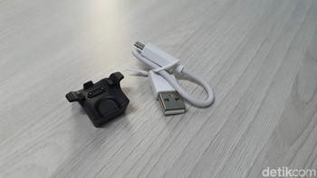 Aksesori yang disertakan charger dan kabel microUSB. Foto: Adi Fida Rahman/detikINET