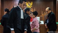 Novel menyebut saat itu Miryam memberikan keterangan detail terkait proyek e-KTP dan kooperatif saat dipanggil KPK. Bahkan Miryam saat pemeriksaan ingin bertemu dengan dirinya. Selain itu, Novel menjelaskan ada beberapa orang anggota dewan yang menekan Miryam saat itu. Namun, Novel mengaku lupa nama-nama anggota dewan yang menekan Miryam.