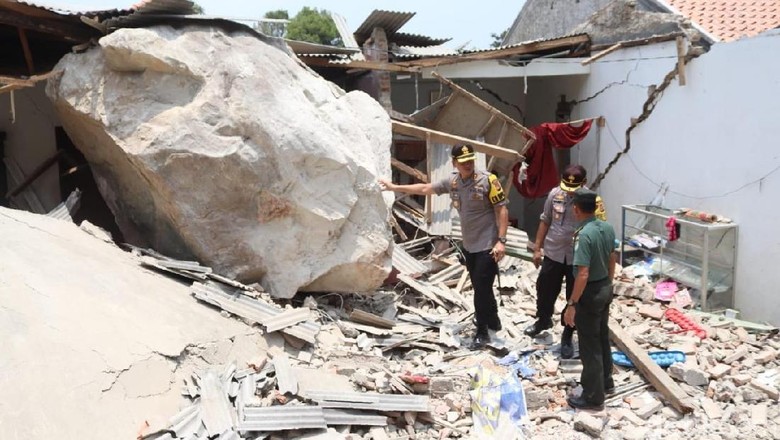 Perusahaan Tambang Janji Ganti Rugi Rumah Korban Hujan Batu Raksasa Perusahaan Tambang Janji Ganti Rugi Rumah Korban Hujan Batu Raksasa