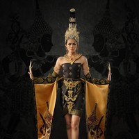 Inilah penampilan Miss Grand Malaysia 2019 Mel Dequanne memakai kostum nasional bertema wayang kulit. Kostum nasional ini akan dipakainya saat bertanding di ajang Miss Grand International yang digelar di Venezuela. Malam final Miss Grand International 2019 yang juga diikuti wakil dari Indonesia, Sarlin Jones ini akan digelar pada 25 Oktober 2019 di Caracas, Venezuela. Foto: Instagram