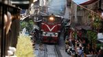Unik! Deretan Kafe Ini Berdiri di Pinggir Rel Kereta Api