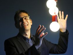 Pemburu Planet dan Pakar Big Bang yang Menang Nobel Fisika