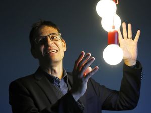 Pemburu Planet dan Pakar Big Bang yang Menang Nobel Fisika
