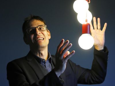 Pemburu Planet dan Pakar Big Bang yang Menang Nobel Fisika