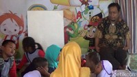 Waktu itu, hanya ada 5 anak yang mau bersekolah di PAUD tersebut. Karena tidak memiliki gedung, kegiatan belajar mengajar digelar dengan menumpang di ruang tamu di rumah milik kakak Joko.