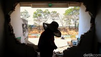 Sebagian warga mengumpulkan sisa bangunan seperti kusen dan pintu.