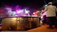 Selain kantung teh, di Arab Saudi juga pernah memecahkan rekor atas sup quaker terbesar. Sup tersebut dibuat oleh 3 chef dan 16 asisten dengan menggunakan 7.500 liter sup. Foto: Guinness World Records