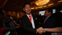 Okto bukan sosok baru di olahraga Indonesia. Pria kelahiran Jakarta, 15 Oktober 1975 itu merupakan promotor tinju profesional melalui Mahkota Promotion. Dia mencetak satu petinju internasional andalan Indonesia Daud Yordan. Selain itu, dia juga merupakan Ketua Pengurus Besar Ikatan Sport Sepeda Indonesia sejak 2015-2019, kemudian terpilih kembali di periode berikutnya.