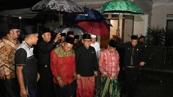 Keakraban Sekjen PDIP dengan Ketum PBNU Said Aqil Siroj