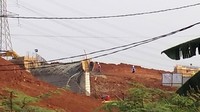Namun coran tersebut tiba-tiba ambruk. Polisi mengatakan ambruknya coran karena penahan tidak kuat menyangga beban. Coran tersebut kemudian membuat kerangka penahan ambruk. Foto: Istimewa.