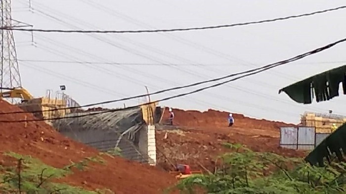Proyek pembangunan terowongan di Jalan Tol Desari di Krukut, Limo, Depok, ambruk. Peristiwa itu mengakibatkan 5 pekerja terluka.