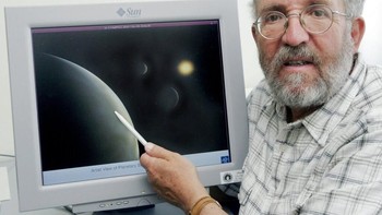 Penemuan mereka adalah terobosan dalam mengetahui dasar fundamental alam semesta dan dunia baru di sistem tata surya yang jauh, membuka arena baru dalam penelitian di kosmologi dan sains exoplanet, kata Michael Moloney, CEO American Institute of Physics. Foto: AP