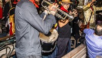 Sambil makan dan minum, para pengujung juga akan disuguhkan dengan penampilan live music. Di mana Anda akan dihibur langsung di depan meja Anda. Foto: Istimewa