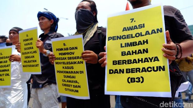 Massa Demo Tagih Janji Pemkab Karawang Soal Kerusakan Lingkungan
