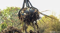 Sampah itu diangkat agar tidak menyumbat aliran air.
