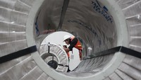 Maraknya pembangunan perumahan di Indonesia masih membutuhkan cukup banyak material berkualitas. Salah satunya adalah baja lapis aluminium seng (BJLAS) sebagai bahan baku dari profil baja ringan dan juga atap metal. Direktur Industri Logam Kementerian Perindustrian, Dini Hanggandari mengatakan, setiap tahunnya dibutuhkan 1,5 juta ton baja lapis zinc aluminium di Indonesia. Foto: dok. Kemenperin