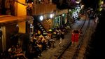 Unik! Deretan Kafe Ini Berdiri di Pinggir Rel Kereta Api