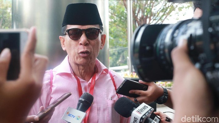 Anggota BPK Rizal Djalil, tersangka kasus dugaan suap proyek pembangunan sistem penyediaan air minum (SPAM) di Kementerian PUPR memenuhi panggilan KPK. Rizal datang dengan menggendong tas berwarna merah.