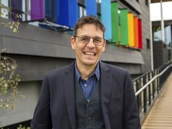 Pemburu Planet dan Pakar Big Bang yang Menang Nobel Fisika