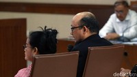 Sementara itu, Novel yang menjadi saksi dalam sidang ini membantah telah menekan Miryam saat pemeriksaan di KPK. Ketika itu, Miryam diperiksa oleh penyidik Irwan Susanto yang termasuk timnya Novel Baswedan.