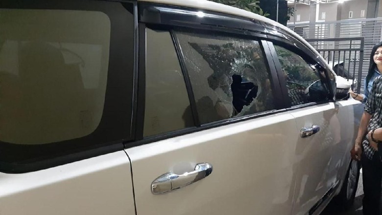 Mobil Anggota Polisi Jadi Korban Pecah Kaca Massa Persikmania Mobil Anggota Polisi Jadi Korban Pecah Kaca Massa Persikmania