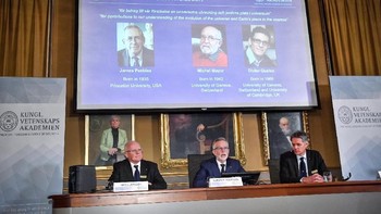 Komite Nobel di Swedia mengumumkan pemenang Nobel Fisika edisi tahun ini yang diraih oleh 3 ilmuwan yang sama-sama berkiprah di bidang astronomi, yaitu James Peebles, Michel Mayor dan Didier Queloz. Foto: Reuters