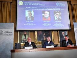 Pemburu Planet dan Pakar Big Bang yang Menang Nobel Fisika