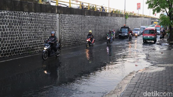 Sejumlah wilayah di Bandung diguyur hujan. Jalan Cimindi di Cimahi terlihat langsung tergenang air.