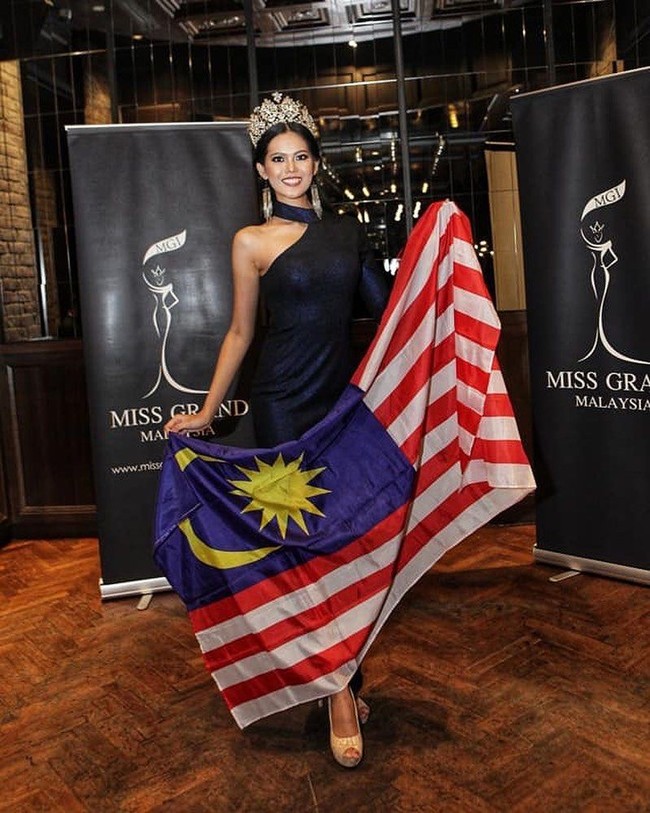 Mel Dequanne berangkat ke Caracas, Venezuela, untuk mengikuti karantina Miss Grand International 2019 pada Selasa (8/10/2019). Dia sempat berpose dengan membawa bendera Malaysia sebelum terbang. Foto: Instagram