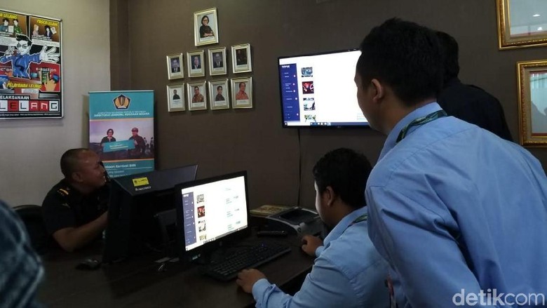 Petugas mengawasi proses lelang mobil Subaru di KPKNL Bekasi Foto: Luthfi Anshori Petugas mengawasi proses lelang mobil Subaru di KPKNL Bekasi Foto: Luthfi Anshori