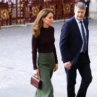 Rasa mewah lalu dihadirkan Kate dengan memudakan busananya bersama tas Chanel seharga 3.000 pound sterling atau hampir mencapai Rp 50 jutaan. Tas bergaya klasik tersebut hadir dalam warna yang senada dengan bajunya sehingga terasa serasi. Foto: Getty Images