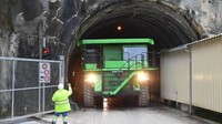 Dump truck yang biasa dijumpai di areal pertambangan kini tak lagi mengeluarkan polusi. Hal ini terlihat di sebuah tambang wilayah Biel, Swiss mengoperasikan sebuah truk yang memiliki kapasitas hingga 110 ton, namun bertenaga listrik.